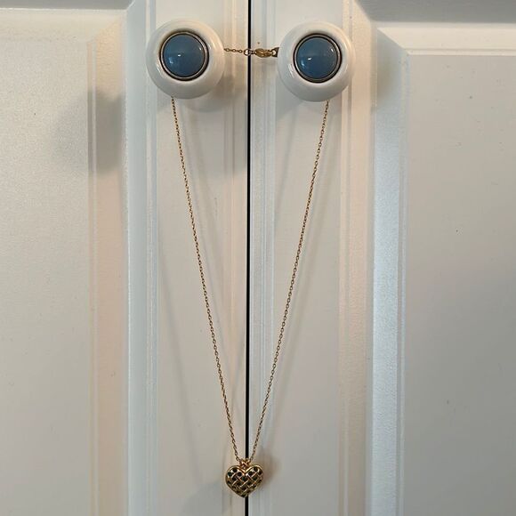 Avon heart 10”length necklace with green stones. - Picture 2 of 3